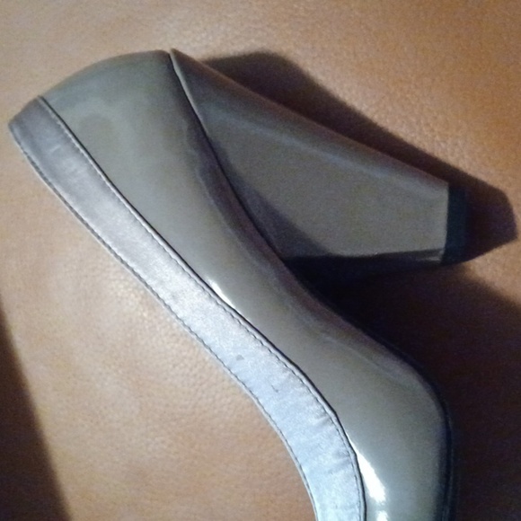 💙🌺Charlotte Russe Tan Peep Toe Heels with Bow Detail - Picture 4 of 10